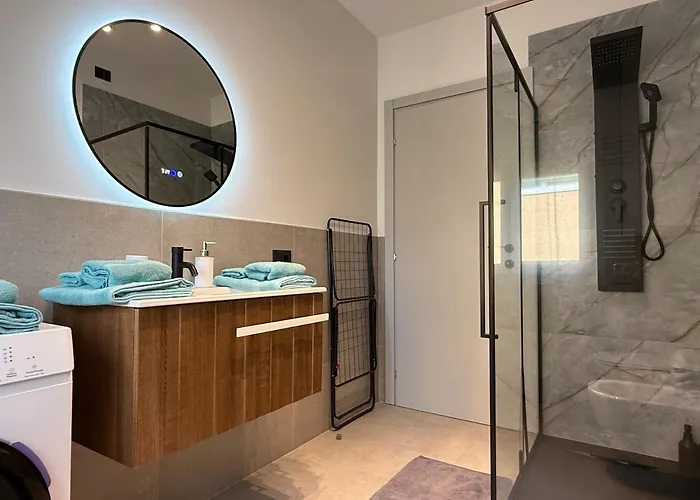 Alfieri4 - Netflix-parking-supermarket-centro 베르가모